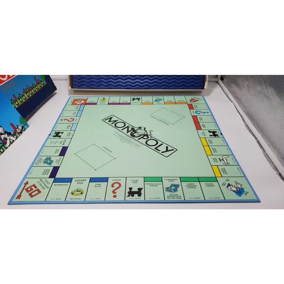 Vintage 1984 Deluxe Anniversary Edition Monopoly PRE-OWNED & COMPLETE - Picture 2 of 10